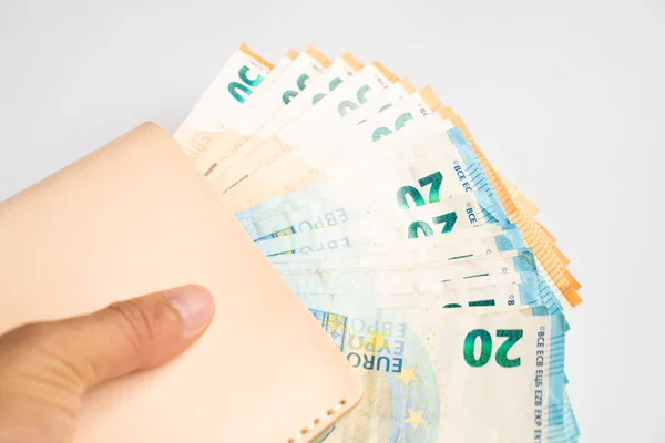 Paquete de dinero en euros en manos de los negocios sobre fondo blanco — Foto de Stock