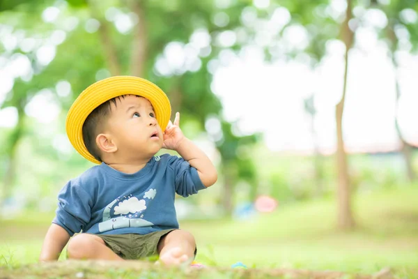 Imádnivaló csecsemő csecsemő kisfiú játszik a zöld parkban — Stock Fotó