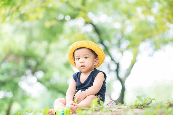 Yeşil parkta oynayan sevimli küçük bebek oğlan. — Stok fotoğraf