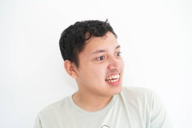 Beyaz arka planda duran gülümseyen engelli Asyalı adam portresi