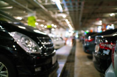 Süpermarketin otoparkında, arabanın yanına yakın.