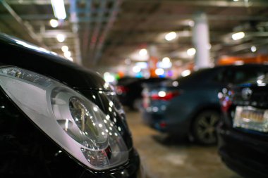 Süpermarketin otoparkında, arabanın yanına yakın.