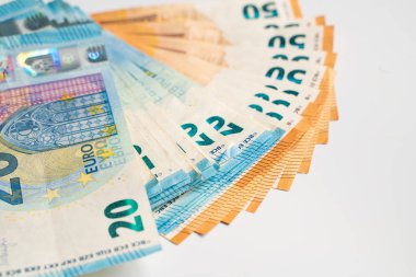 Beyaz arka plan finans kavramında 50 'lik avroluk para değeri