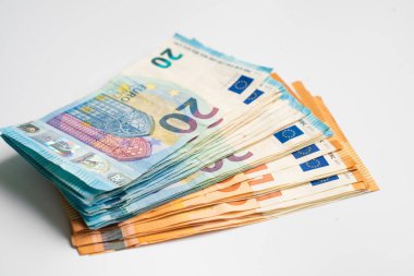 Beyaz arka plan finans kavramında 50 'lik avroluk para değeri