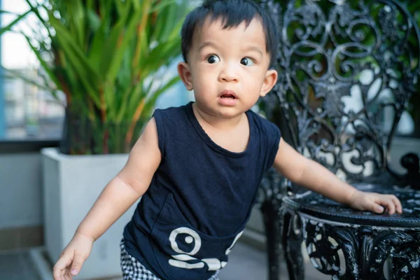 Sevimli Yaşındaki Erkek Bebek Dışarıda Duruyor Asyalı Erkek Bebek — Stok fotoğraf