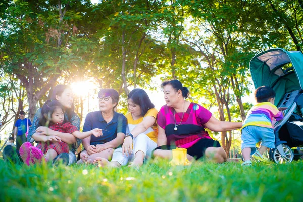 Trois Générations Grands Parents Asiatiques Parents Petits Enfants Assis Sur — Photo