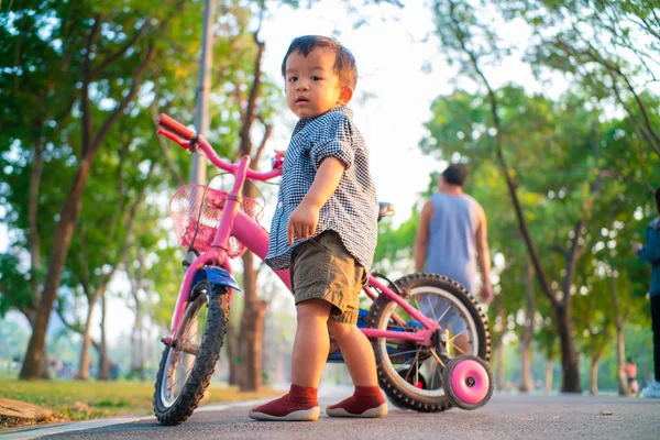 Yaşındaki Asyalı Bebek Bisiklet Yolu Üzerinde Parkın Gün Batımında Bisiklet — Stok fotoğraf