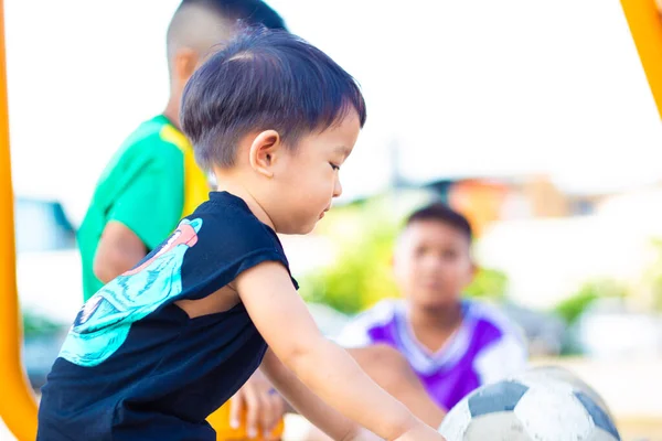 Little Toddler Azjatyckie Dziecko Chłopiec Spacery Wzdłuż Playgound Zewnątrz Ulicy — Zdjęcie stockowe