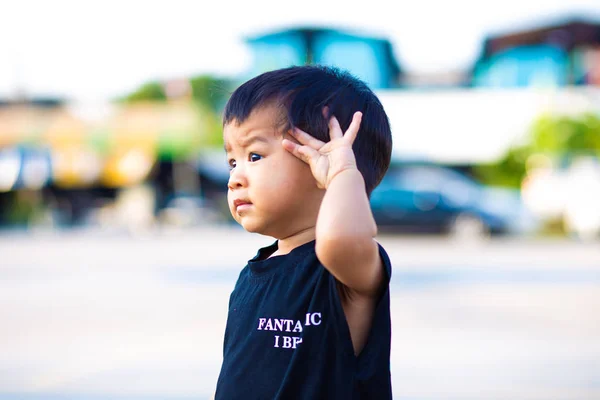 Küçük Asyalı Bebek Dışarıda Oyun Parkında Yürüyor Yeni Sokak Aktiviteleri — Stok fotoğraf
