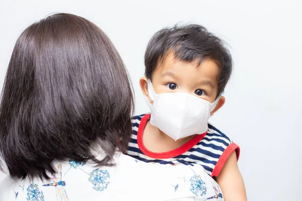 Mãe Asiática Carrega Bebê Menino Usar Máscara Proteger Pm2 Covid — Fotografia de Stock