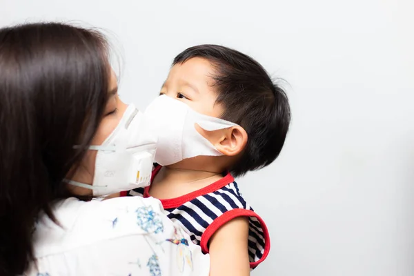 Asiatisk Mor Bära Baby Pojke Bära Mask Skydda Pm2 Och — Stockfoto