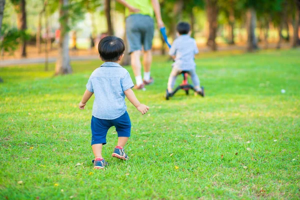 Очаровательный Мальчик Прогуливается Зеленой Траве Городского Парка Заката Счастливый Мальчик — стоковое фото