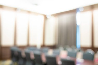 Bulanık modern seminer konferans salonu oteldeki boş insanlar