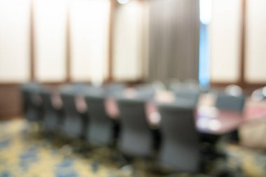 Bulanık modern seminer konferans salonu oteldeki boş insanlar