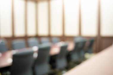 Bulanık modern seminer konferans salonu oteldeki boş insanlar