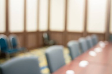 Bulanık modern seminer konferans salonu oteldeki boş insanlar