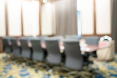 Bulanık modern seminer konferans salonu oteldeki boş insanlar