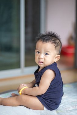 Hoş bir erkek bebek 9 aylık Asyalı bir oğlanda.