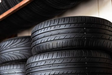 Garaj taşımacılığı sektöründe birçok tip araba lastiği var.