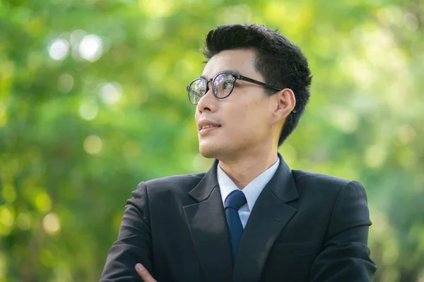 Yeşil Şehir Parkında Takım Elbiseli Akıllı Asyalı Adamlar Bun — Stok fotoğraf