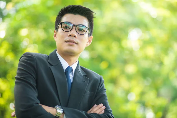 Inteligentny Biznes Azjatycki Mężczyźni Garnitur Zielonym Parku Miejskim Bun — Zdjęcie stockowe