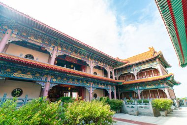 Tayland, Nonthaburi 'de mavi gökyüzü olan eski Çin tarzı Boromracha tapınağı.