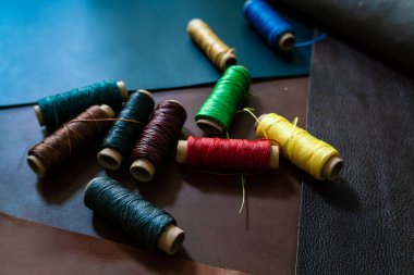 Geuine deri işçiliği üzerine renkli iplik işe yarıyor, el yapımı yaratıcı.