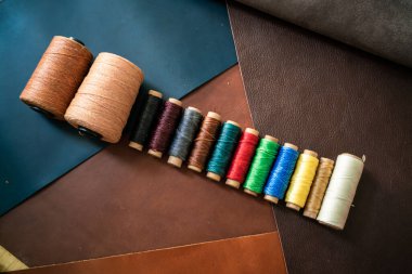 Geuine deri işçiliği üzerine renkli iplik işe yarıyor, el yapımı yaratıcı.
