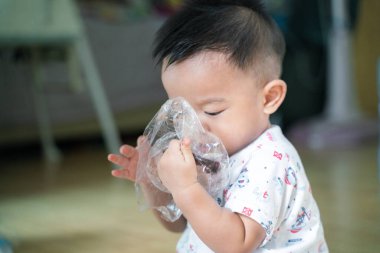 Dudakları kirli çikolata kremalı Asyalı babu çocuk mutlu bebek