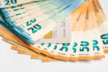 Avro faturası yığını beyaz arka plan iş finans kavramı üzerine