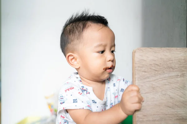 Asian Babu Boy Chocolate Cream Dirty Lips Mouth Happy Baby — Stok fotoğraf