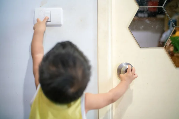 赤ちゃん男の子遊び電気ソケットランププラグで部屋の危険子 — ストック写真