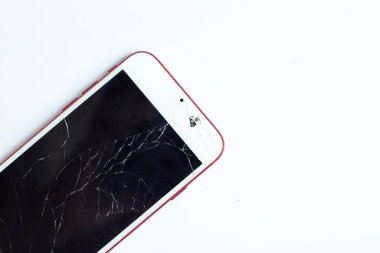 Beyaz arka planda akıllı telefonun ekranı kırılmış, cep telefonu çökmüş.