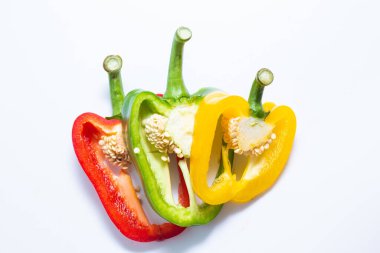 Beyaz arka planda pişen kırmızı biberli kırmızı biber renginde kırmızı biber.