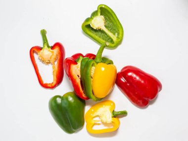 Beyaz arka planda pişen kırmızı biberli kırmızı biber renginde kırmızı biber.