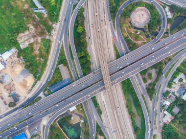 Yuvarlak hava manzaralı taşıma kavşağı şehir yolu