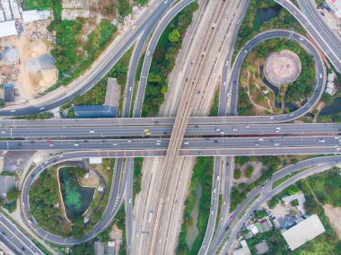 Yuvarlak hava manzaralı taşıma kavşağı şehir yolu