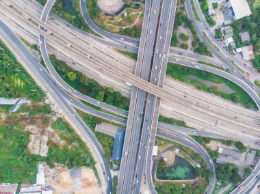 Yuvarlak hava manzaralı taşıma kavşağı şehir yolu