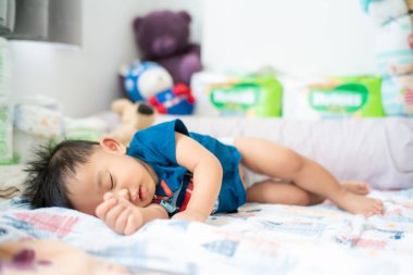 Tatlı bebek Asyalı erkek bebek battaniyenin üzerinde uyuyor, sağlık hizmeti konsepti.