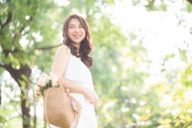 Şehir parkında gülümseyen Asyalı güzel kadınlar, açık havada eğlenen kadınlar.