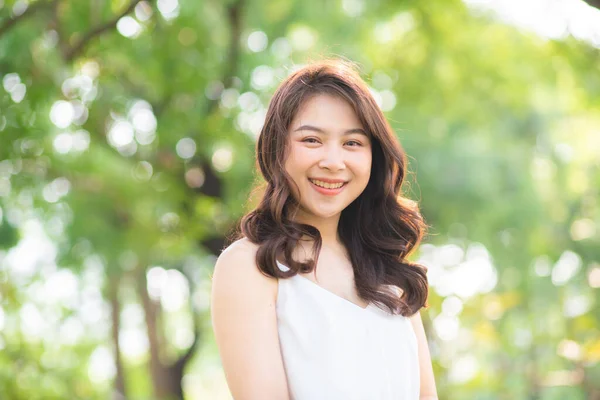 Asiatique Belles Femmes Souriant Dans Ville Public Parc Matin Lumière — Photo