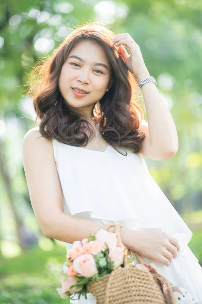 Asiática Hermosa Mujer Sonriendo Ciudad Público Parque Mañana Luz Mujeres —  Fotos de Stock