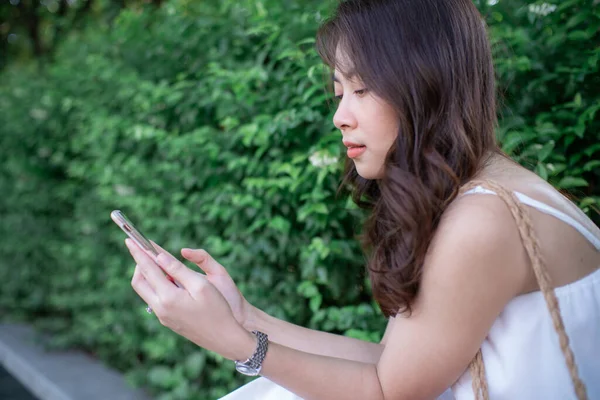 Красивые Азиатские Женщины Используют Чат Смартфоне Городских Технологиях — стоковое фото