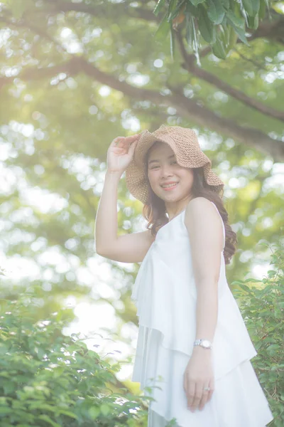 Portrait Femmes Asiatiques Jouissant Liberté Dans Parc Ville Lumière Soleil — Photo