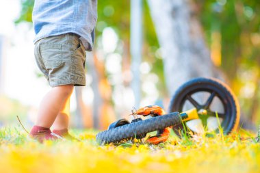 Park ormanı açıklarında bisiklet kazası geçiren Asyalı çocuk.