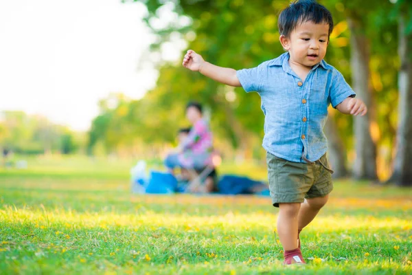 Niño Pequeño Feliz Primero Corriendo Campo Hierba Verde Luz Puesta — Foto de Stock