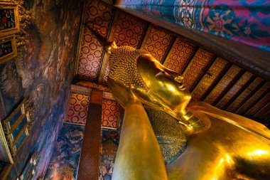 Bangkok Tayland 'da tapınak turu yapan altın sarısı büyük Budist heykeli