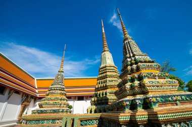 Budist pagoda tapınağı güneş ışığı Bangkok, Tayland 'da mavi gökyüzü