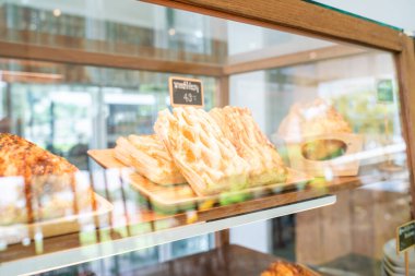 Sosisli ve çikolatalı çeşitli tatlı fırınları var.