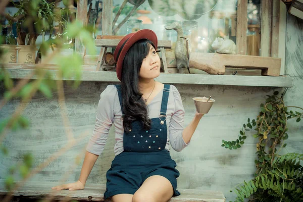 Asiatische Frauen Trinken Kaffee Kunstcafé — Stockfoto